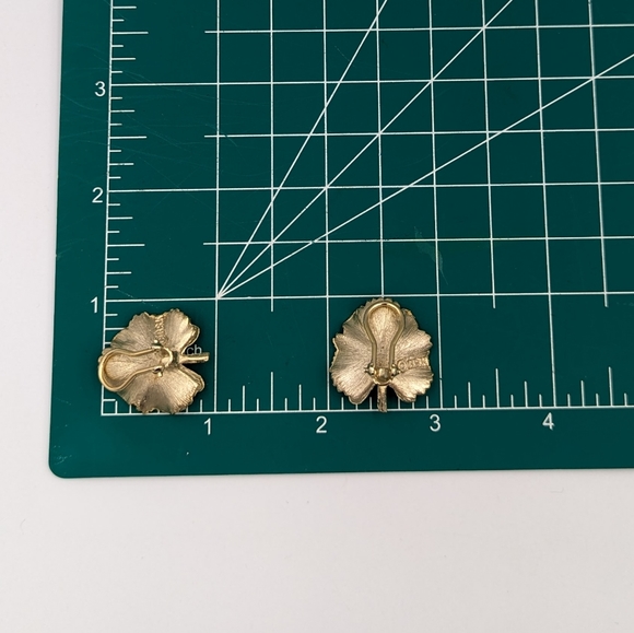 Vintage BSK Gold Tone Alder Leaf Clip on Earrings Omega Back - Picture 9 of 9